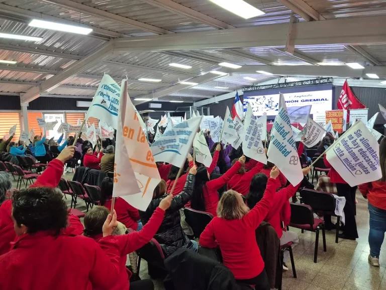 Asamblea de manipuladoras con banderas de FENAMA