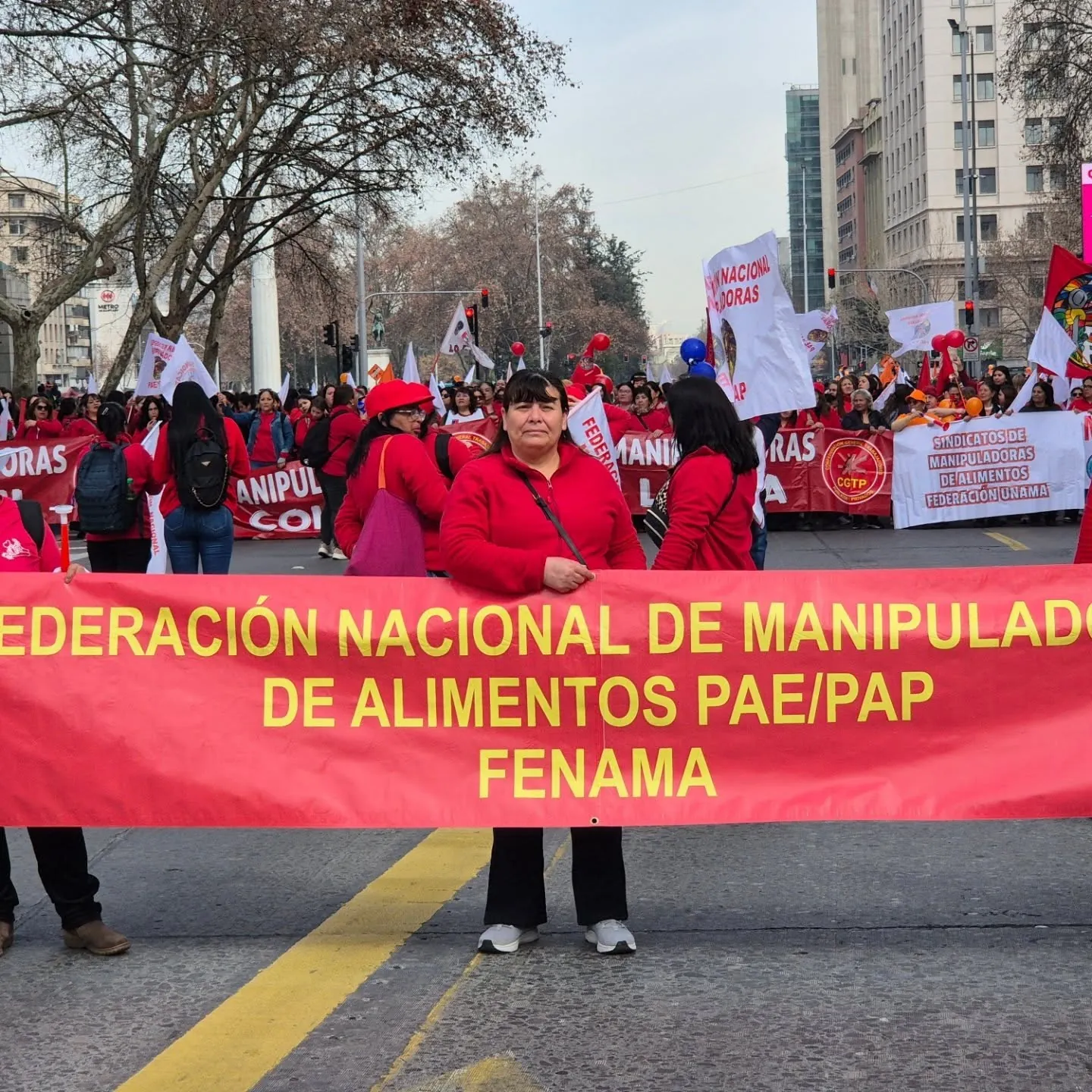 Dirigentas sostienen el lienzo de la Federación Nacional de Manipuladoras PAE y PAP