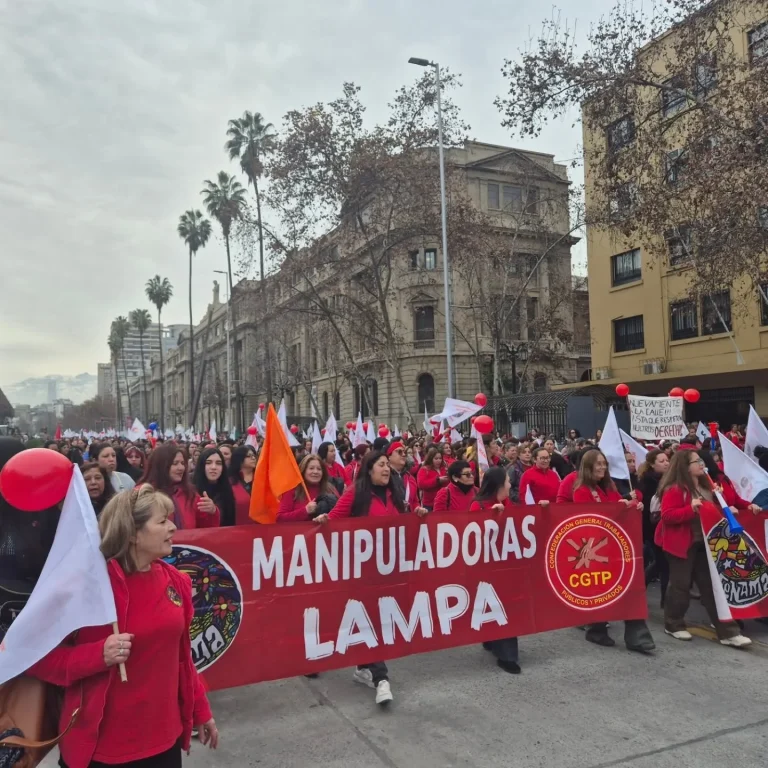 Marcha de manipuladoras de Lampa con lienzo rojo en el paro nacional
